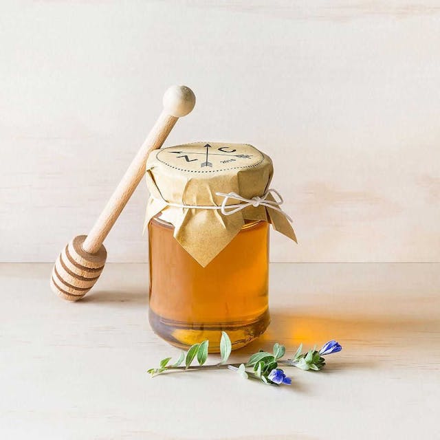 Miele che cura: come combattere mal di gola e raffreddore